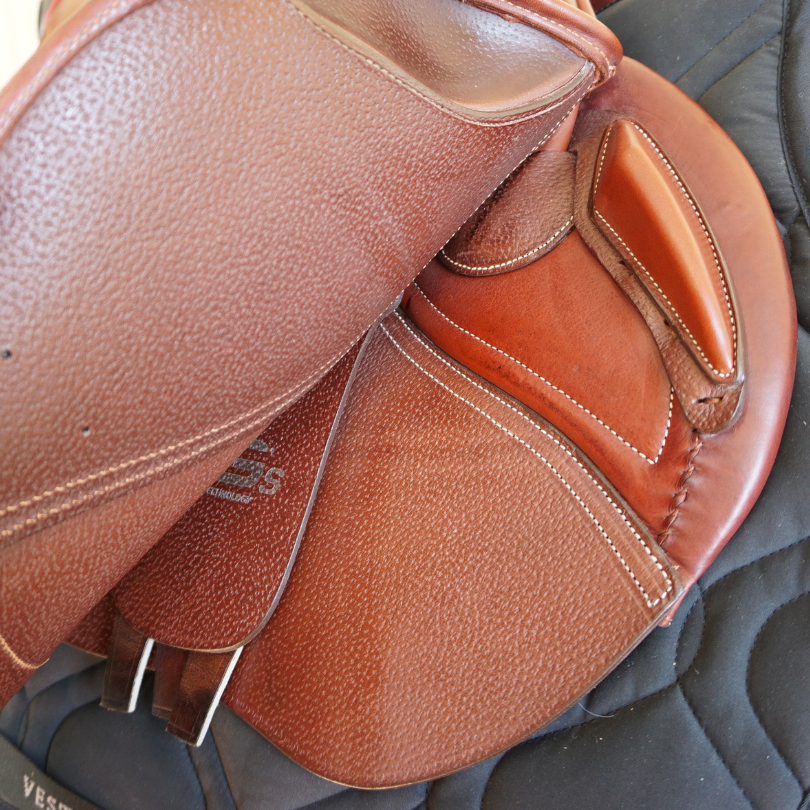 Ny CWD-sadel 2Gs iJump 17,5" 2C